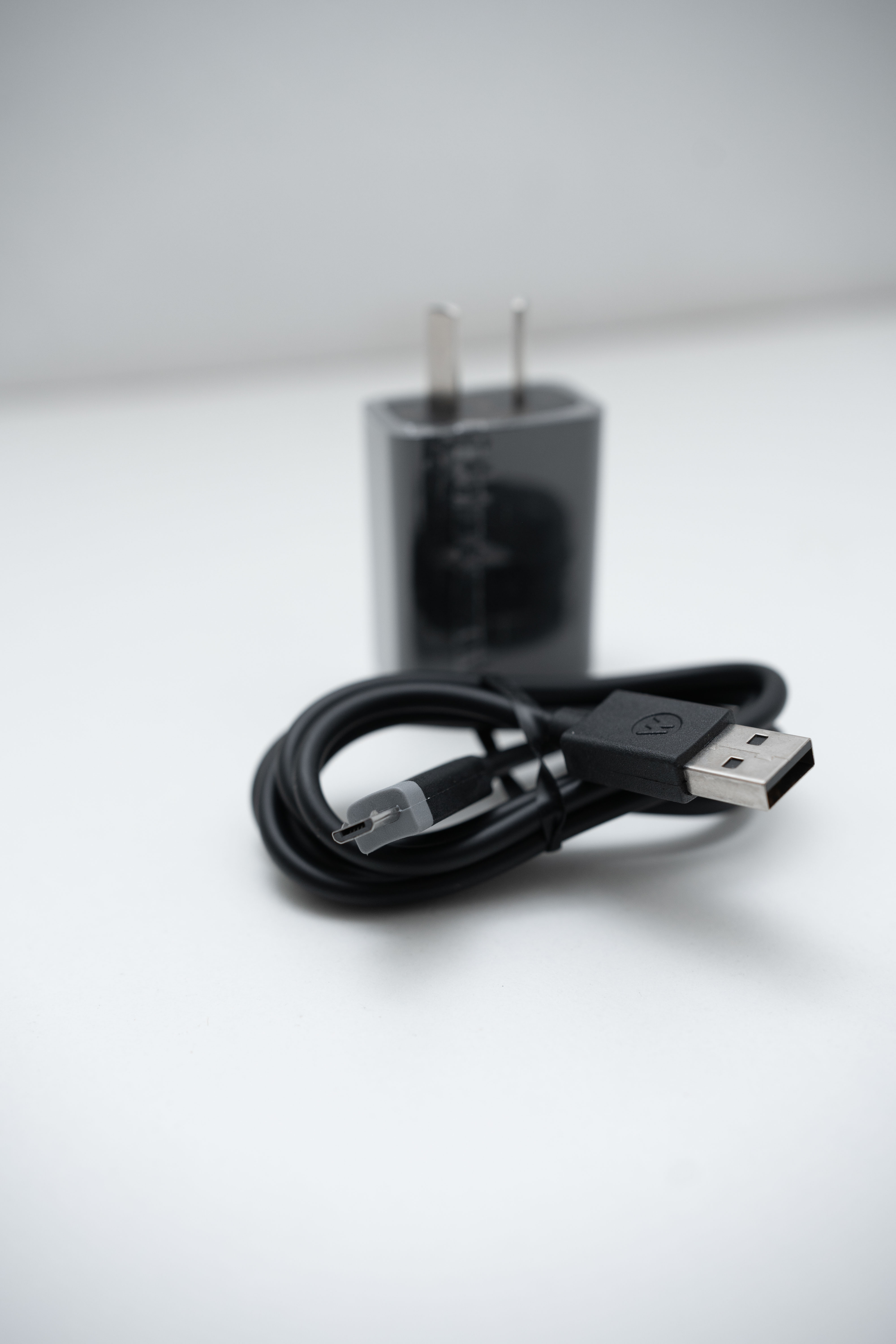 Cargador Motorola 30w completo con cable micro usb.