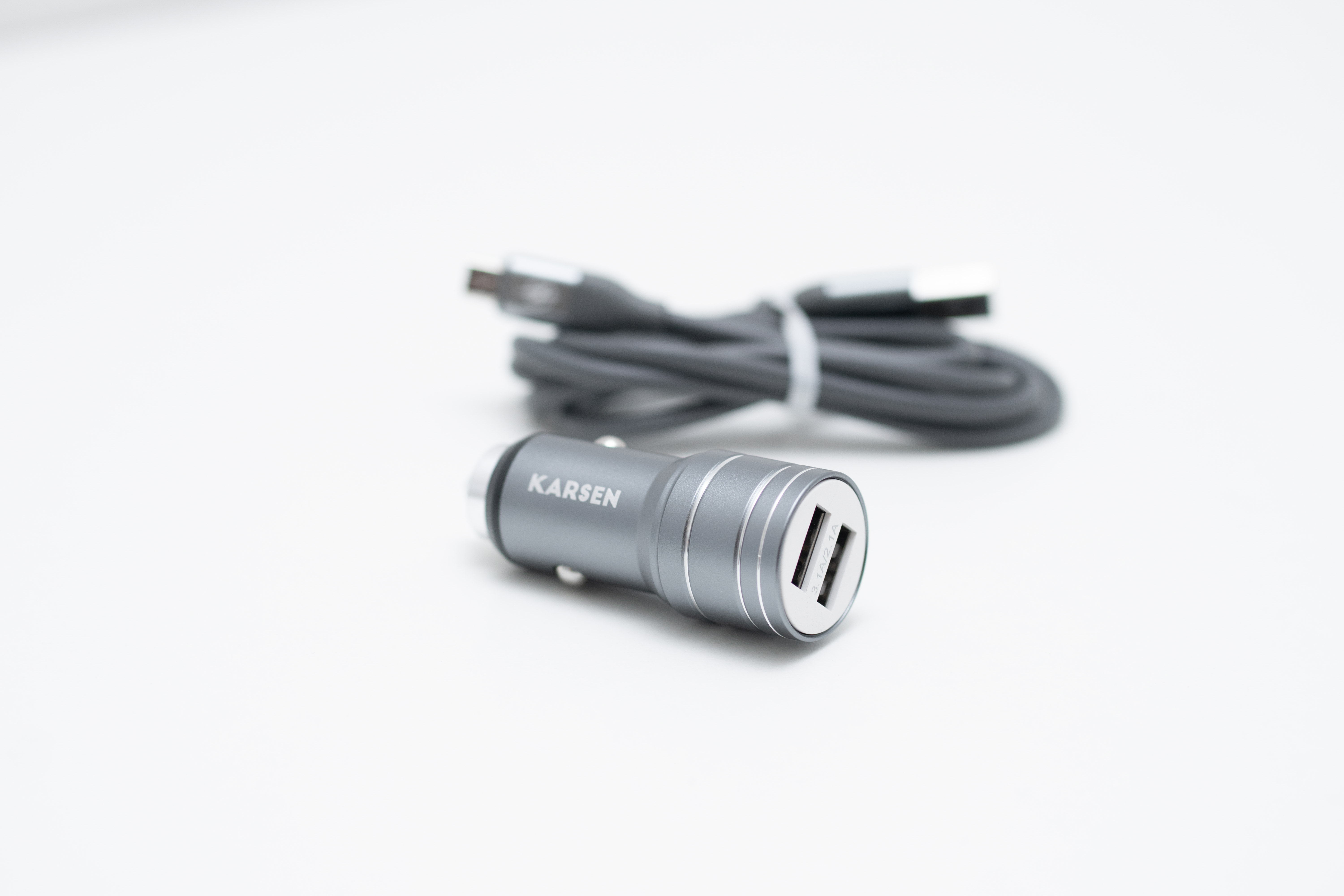 Cargador De Auto Karsen 12v con cable micro usb.