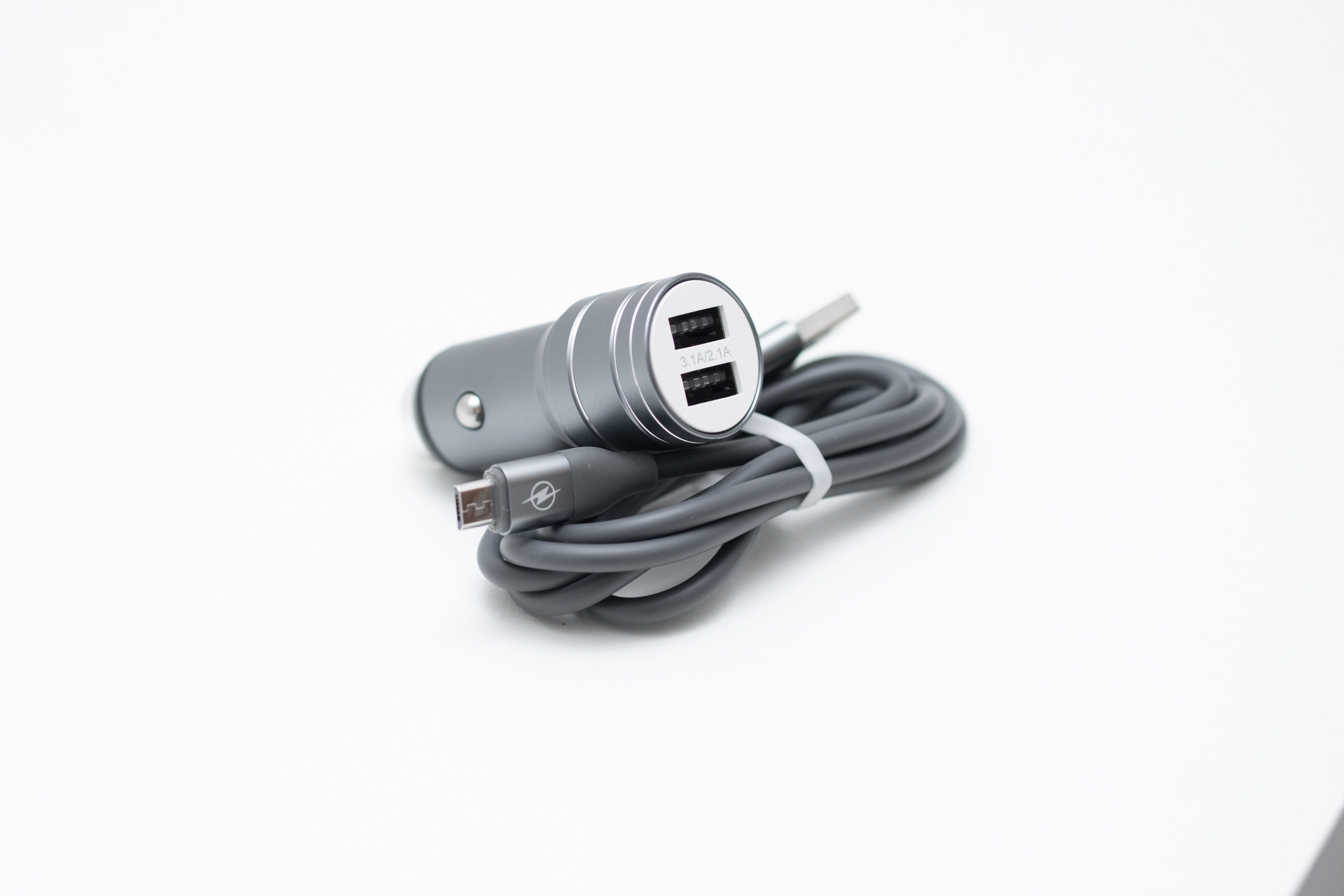 Cargador De Auto Karsen 12v con cable micro usb.
