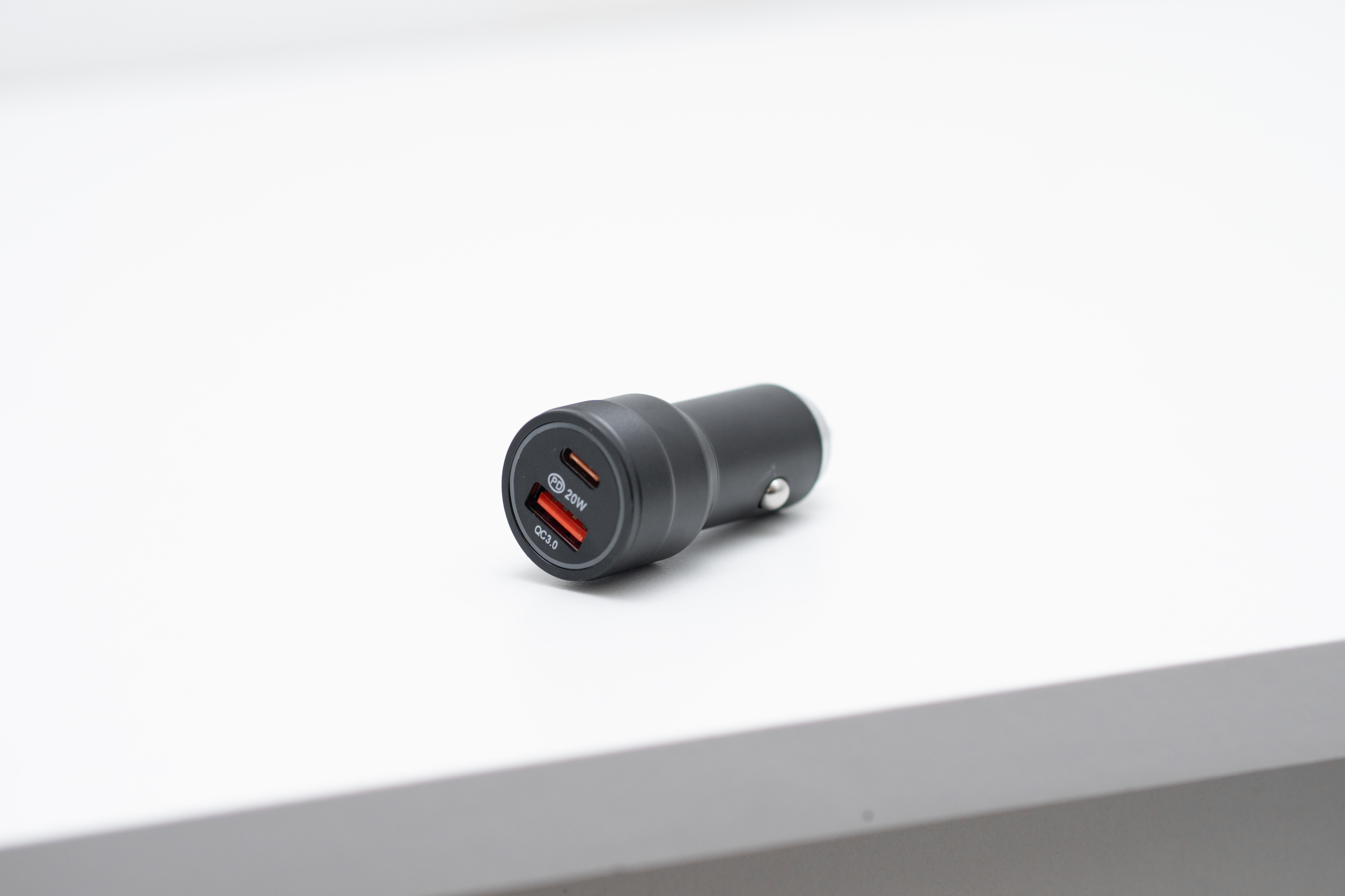 Fuente 20W Iglufive para auto USB-C.