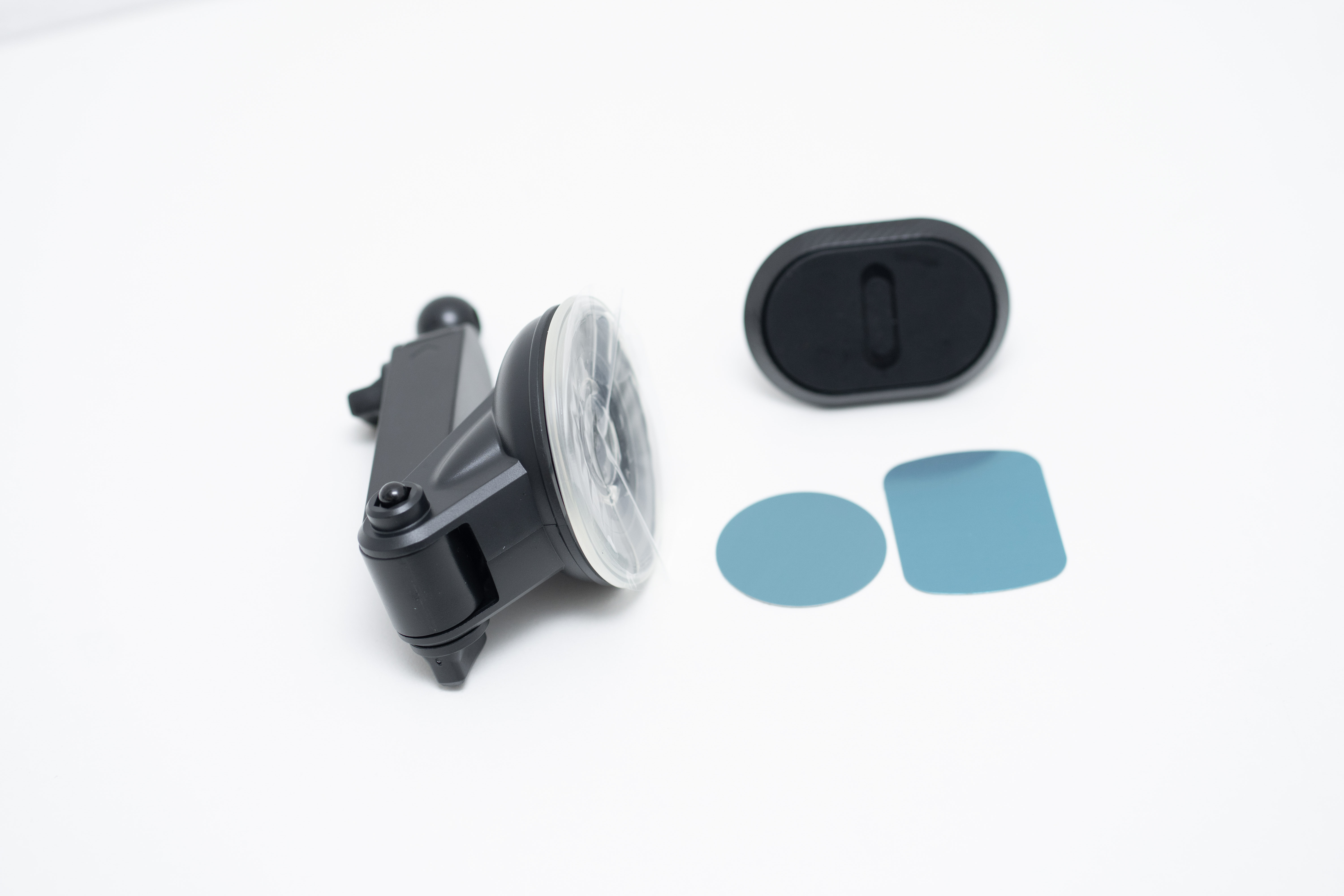 Soporte con brazo y sopapa magnético para auto.