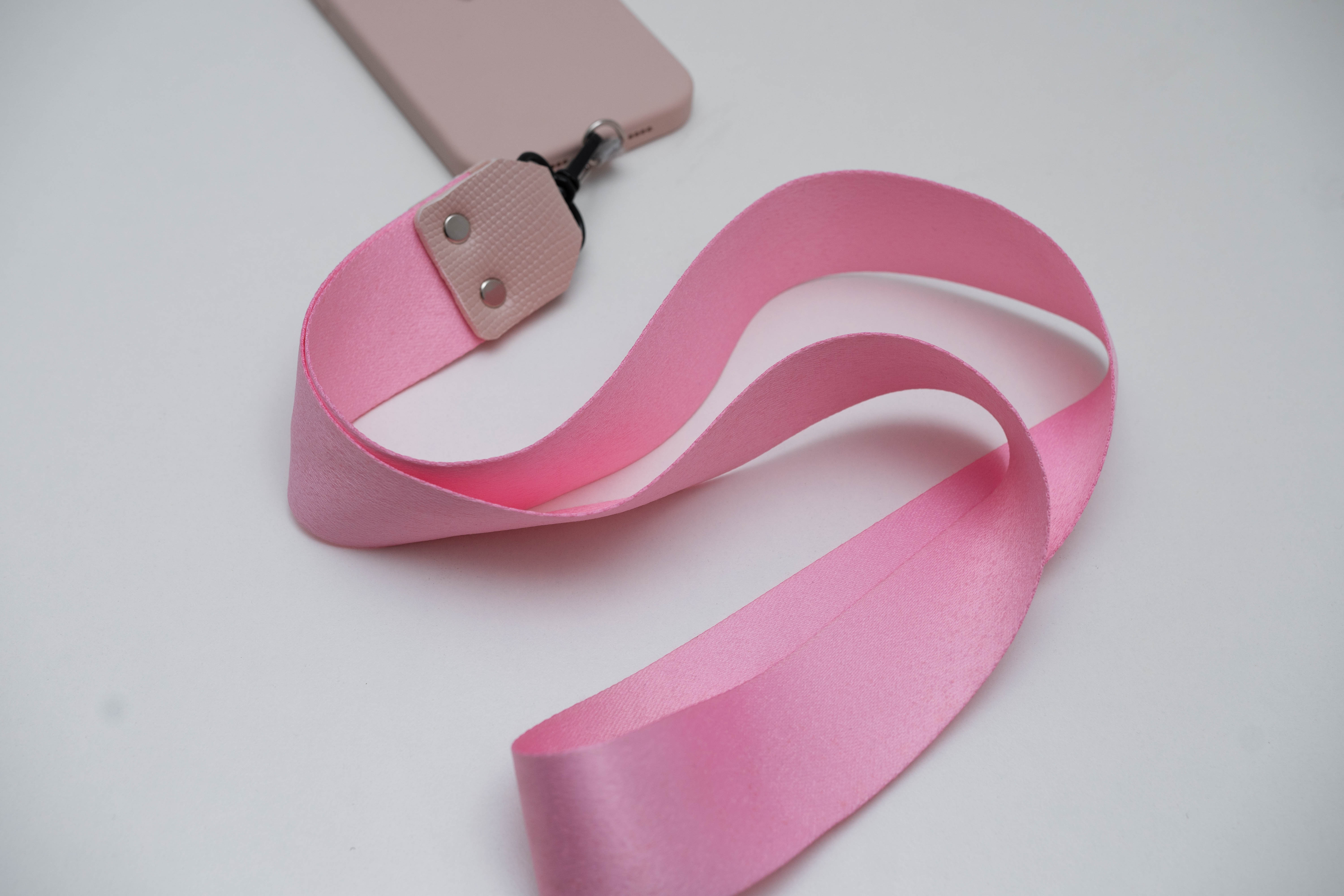 Correa ancha con aplique.