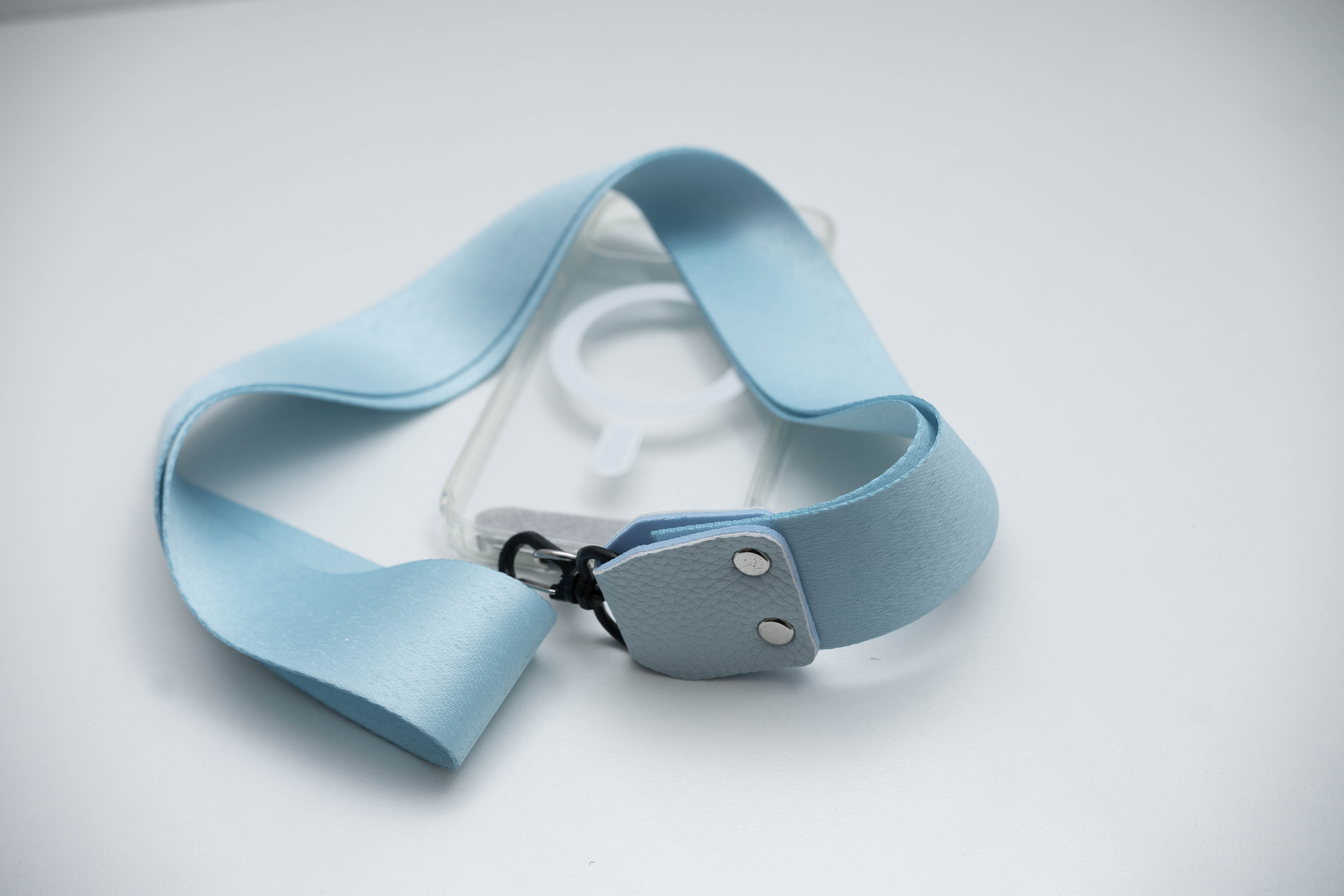 Correa ancha con aplique.