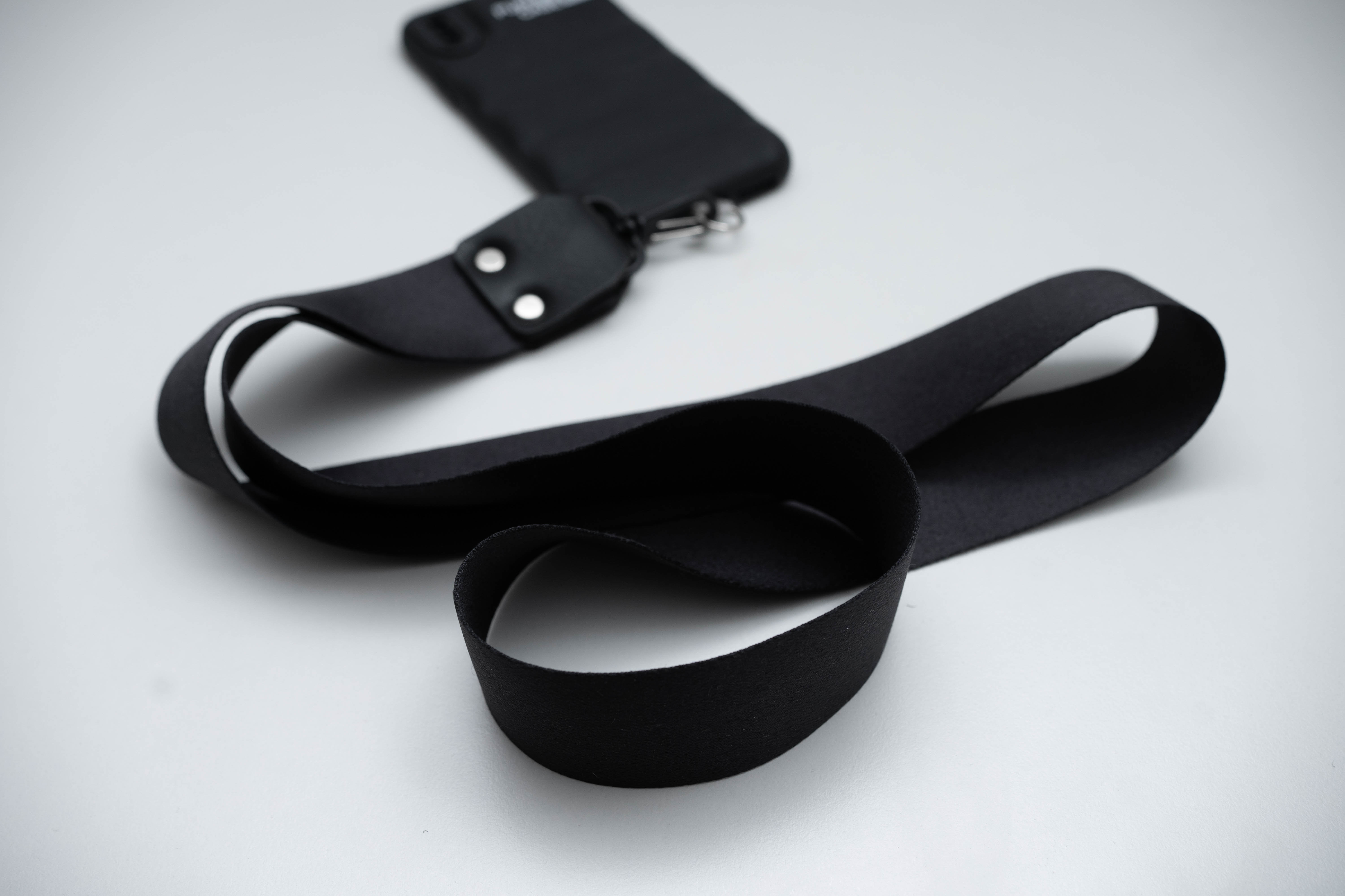 Correa ancha con aplique.